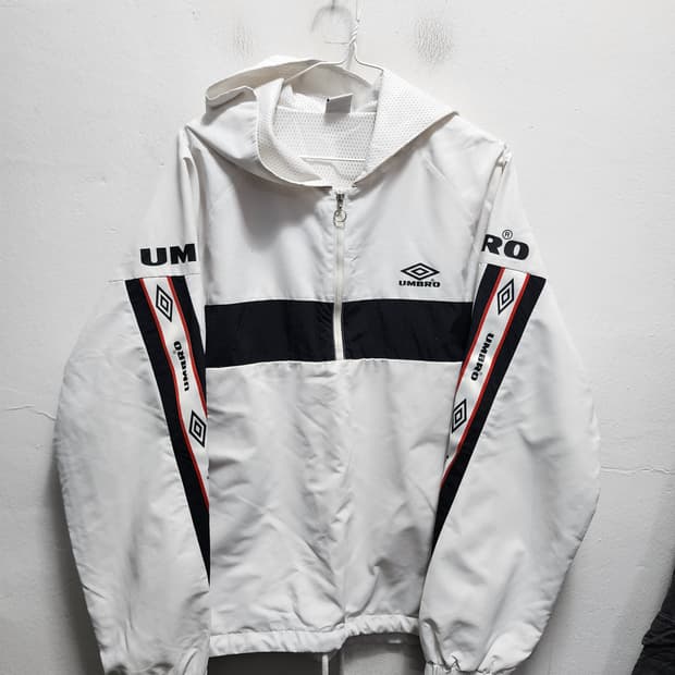 엄브로 화이트 후드 바람막이 자켓