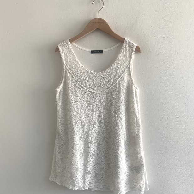 Lace u neck sleeveless top
