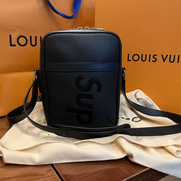 루이비통 슈프림 에피 다뉴브PM 크로스백 블랙