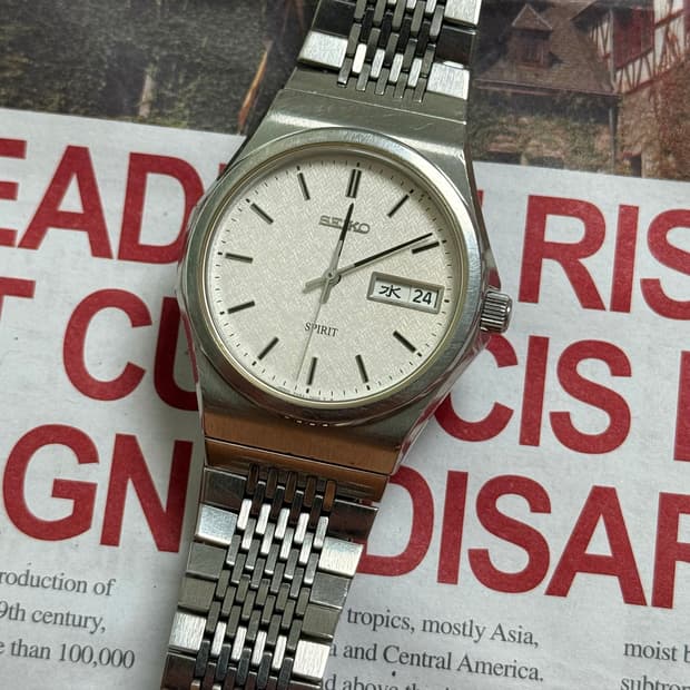 Seiko 세이코 쿼츠 SPRIT 헤링 본조 직물패턴 다이얼 Day-Da