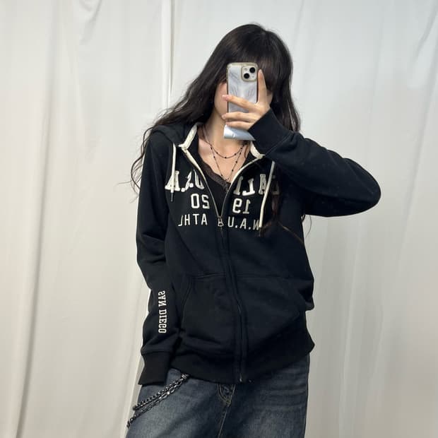 Who.A.U black hood zip-up