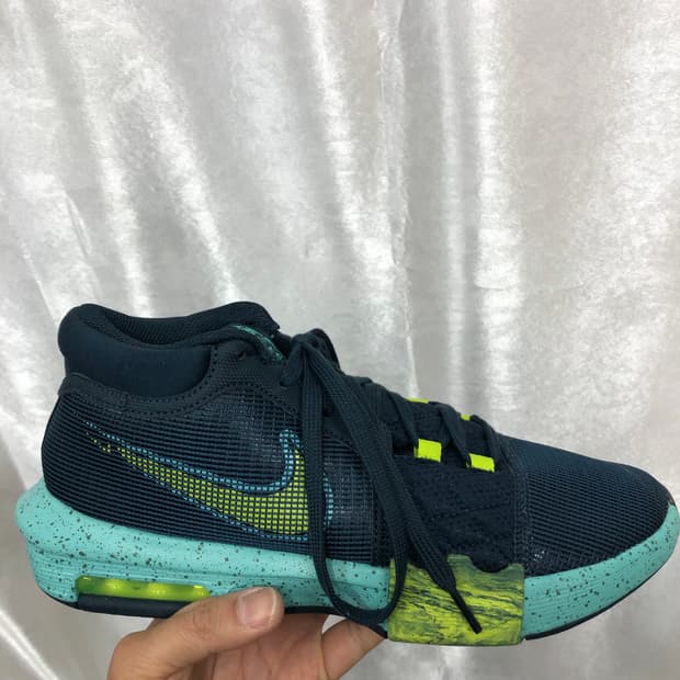 나이키 르브론 위트니스 8 농구화 사이즈270 