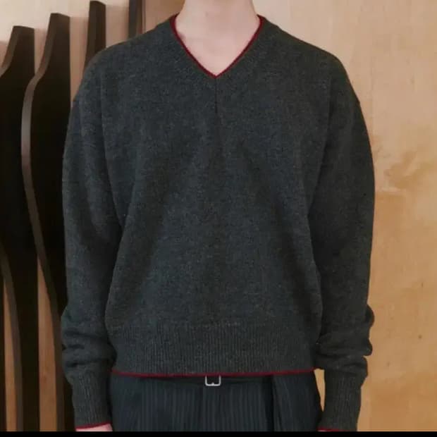 [급처] 웨이비니스 브이넥 니트