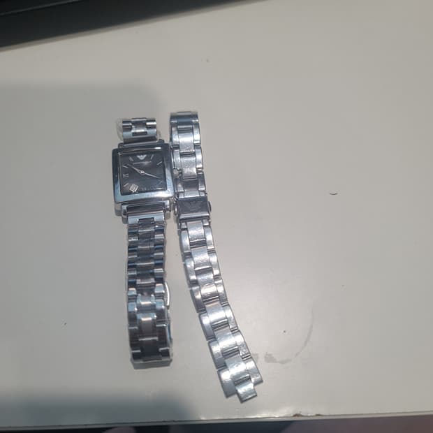 알마니 시계 작은싸이즈 고장제품팝니다.
악세사리로쓰실분 싸게가져가세요
남