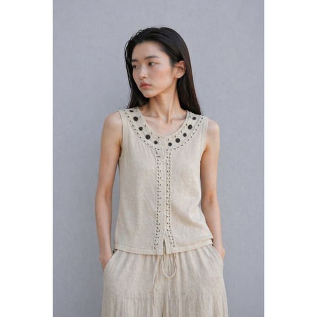 검은 장식 화이트 민소매 