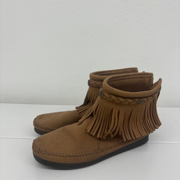 Minnetonka 프린지 부츠 스웨이드
