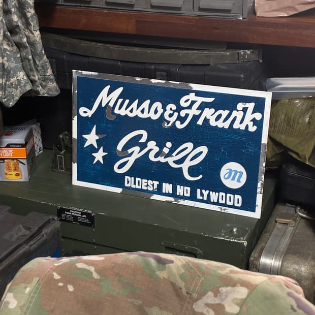 Musso & Frank Grill 철재간판