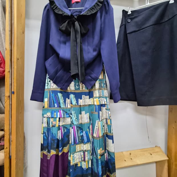 럭키슈에뜨 프릴 블라우스. lusso 언발 일러스트 스커트