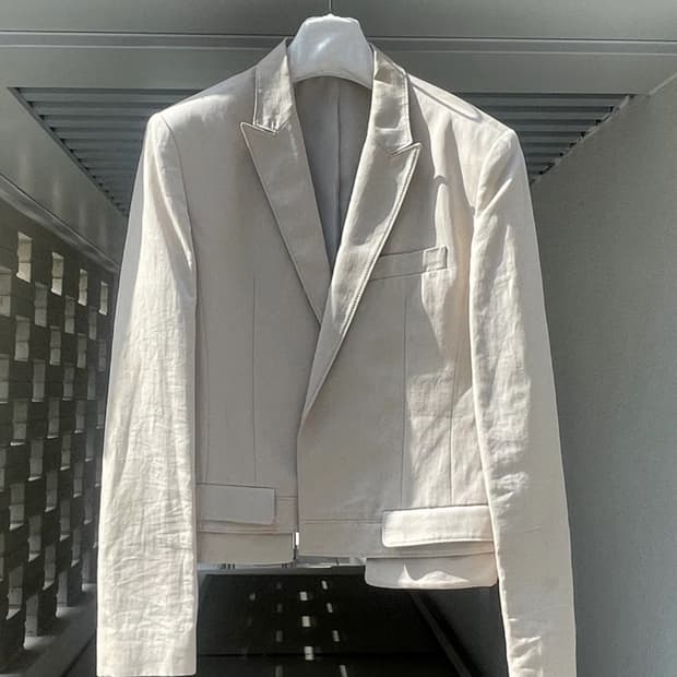 [WOOYOUNGMI] Asymmetric Hem Cropped Tail