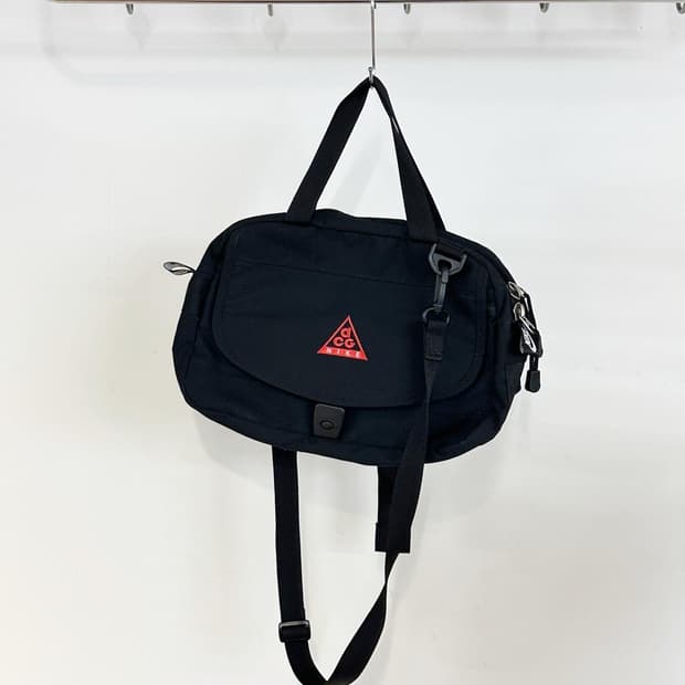 나이키 ACG 레드로고 블랙 실링 백