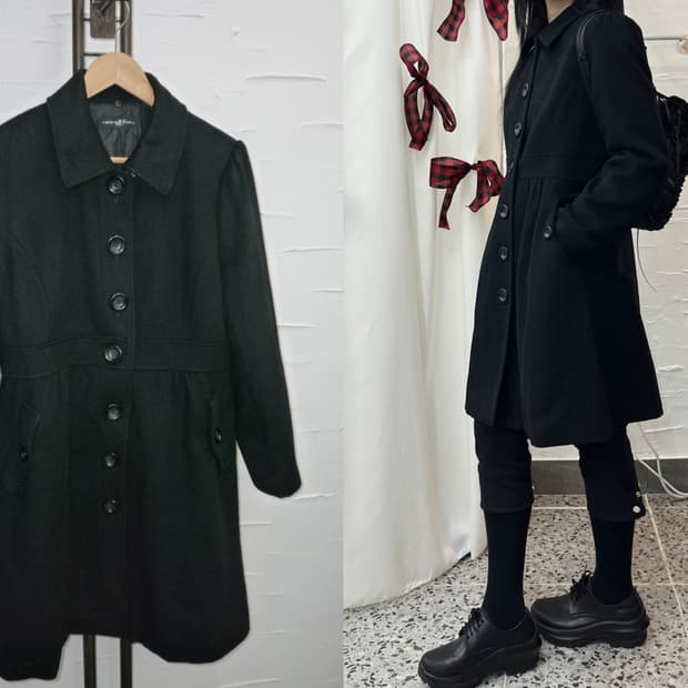 Buttons flare black coat