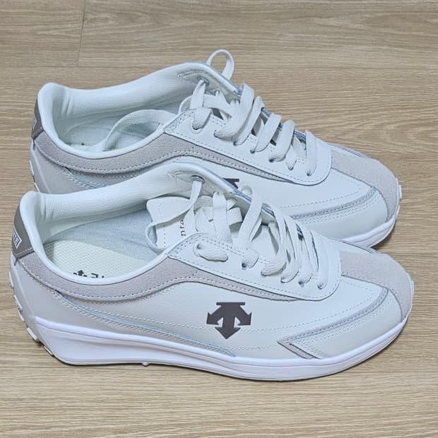 데상트 크론레이서 스니커즈 260새상품미사용