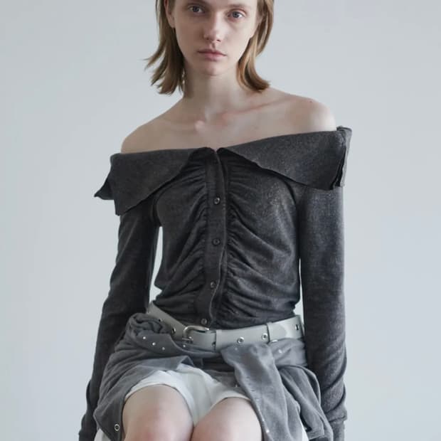 CERRIC WRINKLE OFF SHOULDER TOP / BROWN