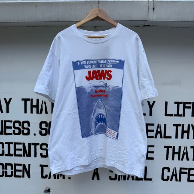유니클로UT 죠스 반팔티셔츠