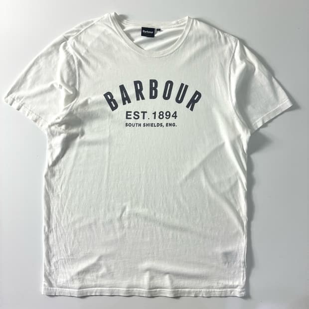 Barbour  바버 테일러드핏 스펠아웃 화이트 반팔티셔츠