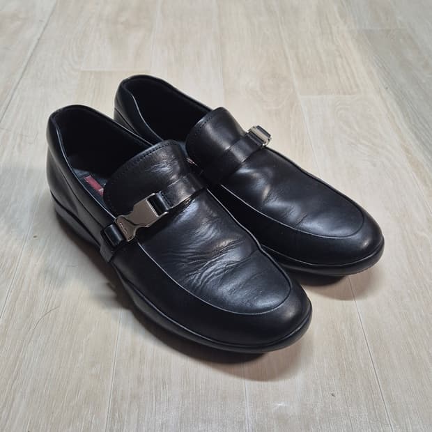 프라다 버클 로퍼