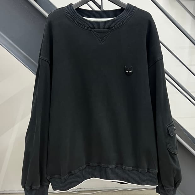 송지오 지제로 팬서 포켓 맨투맨 / 블랙