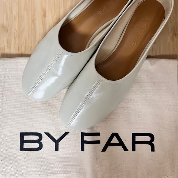 바이파 플랫슈즈 프루던스 발레BY FAR PRUDENCE LIMEWASH