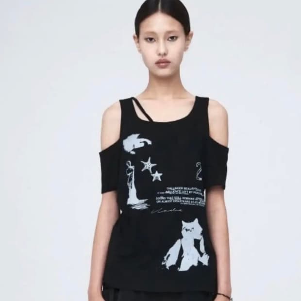 NACHE  오프숄더 반팔 BARE PRINTED T-SHIRT
