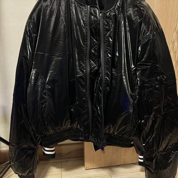 아이러니포르노화이트) 글로시 크롭 패딩 남녀공용 무신사