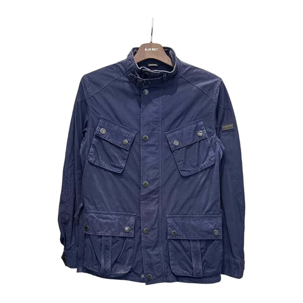바버 필드 자켓 스탠드 버클 카라 4포켓 소매 로고 디테일 블루