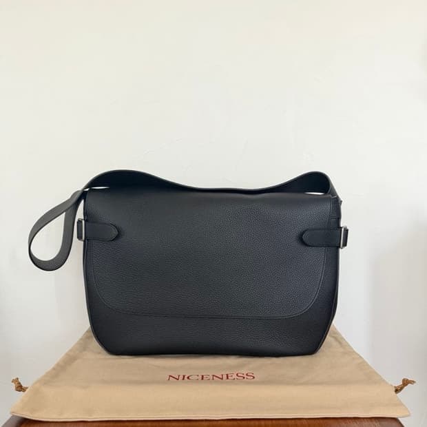 25aw HEFNER LEATHER POSTMAN BAG