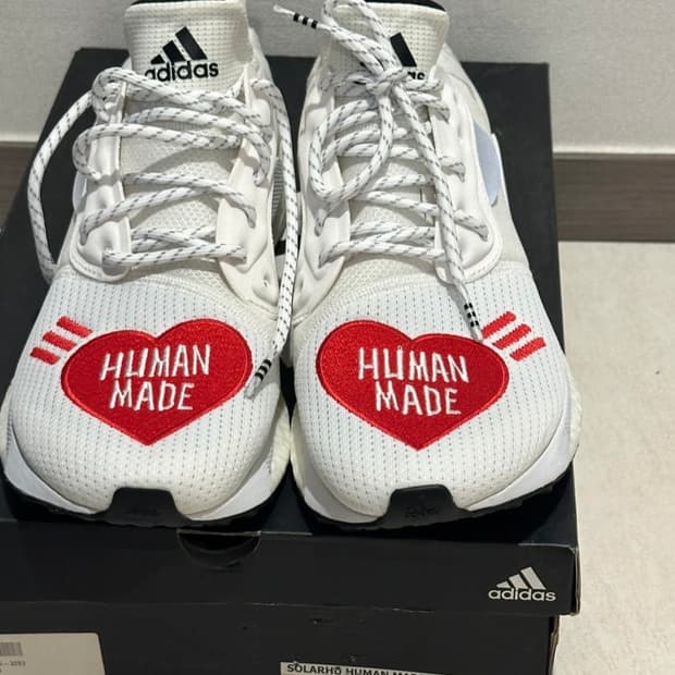 아디다스 x 휴먼 메이드 x 퍼렐 윌리엄스 솔라 Hu 화이트 레드