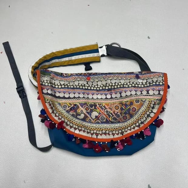 언더커버 에스닉 메신저백 블루