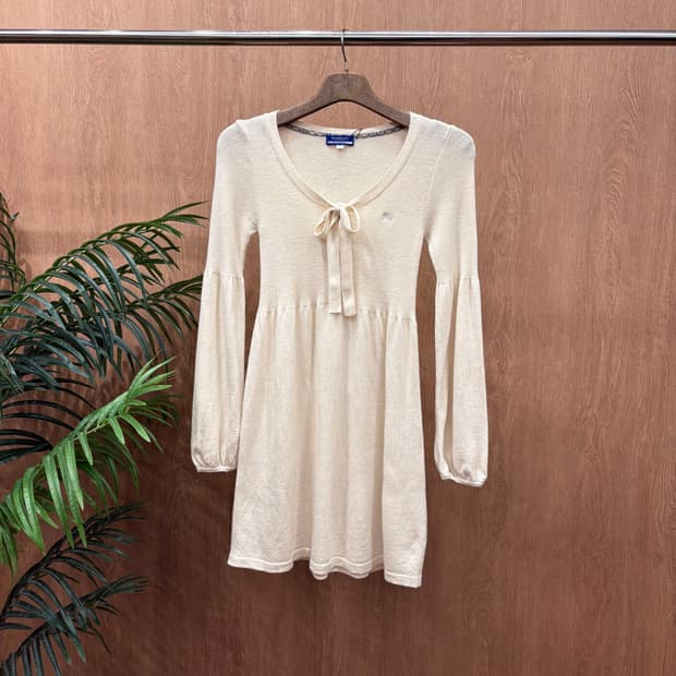 버버리 블루 라벨 브이넥 긴팔 니트 원피스 셔링 버튼 디테일 아이보리