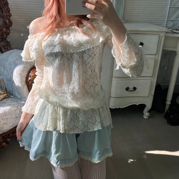 리즈리사 아이보리 레이스 오프숄더 블라우스