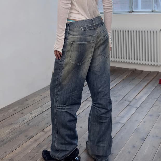 포르테나 CINCH BACK CURVED JEANS-BLUE