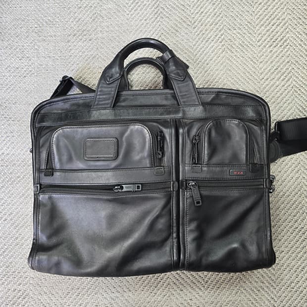 투미(TUMI) 알파 컴팩트 레더 브리프 케이스
