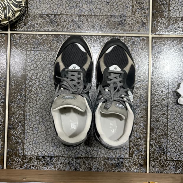 뉴발란스 2002 블랙/그레이 운동화