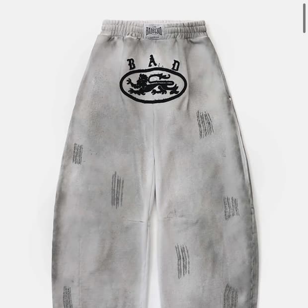 배드블러드 라이온패치 커브드조거 워시드화이트