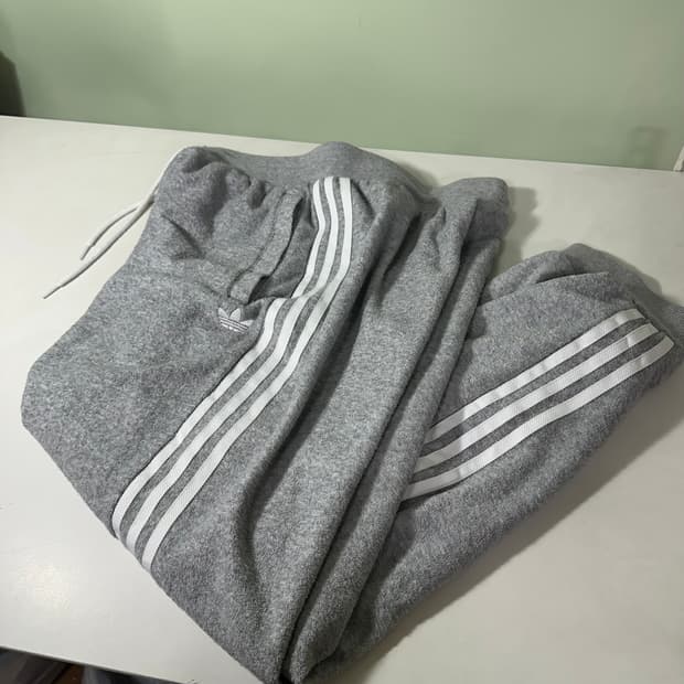 M-L 아디다스 오리지날 그레이 루즈핏 3스트라이프 부클트랙팬츠