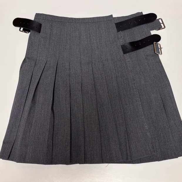 HALOMINIUM 플리츠 랩 쇼츠 스커트 그레이