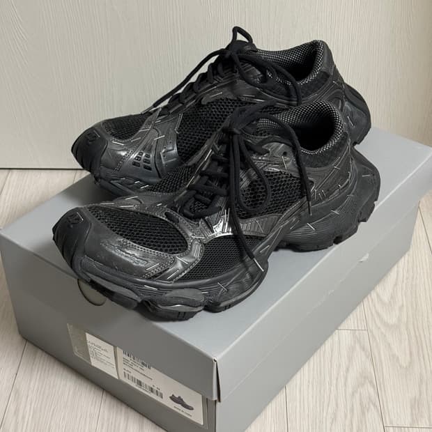 [42] 발렌시아가 스테이플러 스니커즈 블랙 색상