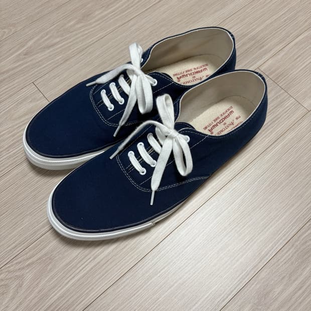 와쿠와 덱슈즈 270 사이즈 판매합니다.