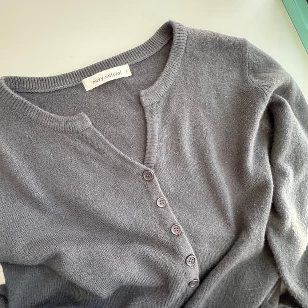 차콜 브이넥 단추 포인트 니트 티셔츠