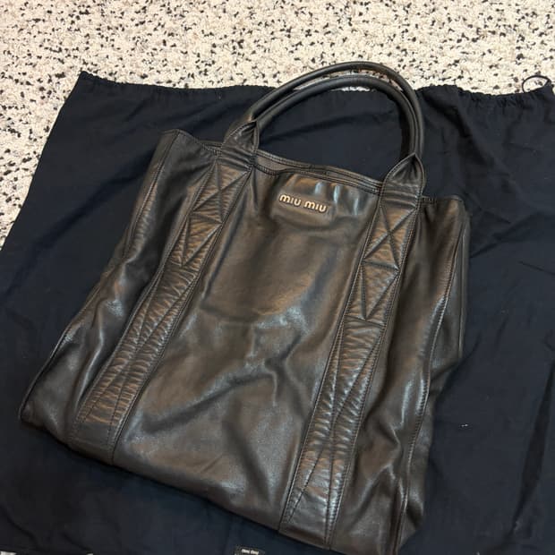 미우미우 가죽 토트백