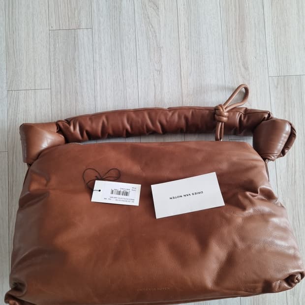 드리스반노튼 패디드 백 가방