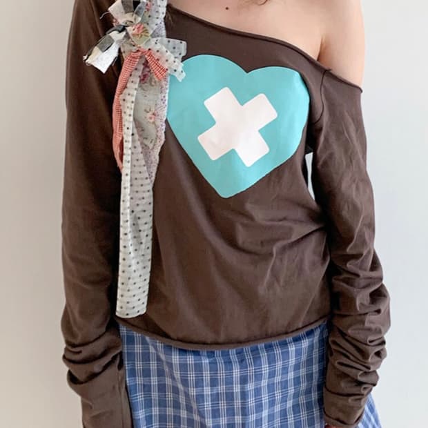 샵페어리 하트 크로스 컷오프 티셔츠 브라운 아일릿 이로하 코이세이오