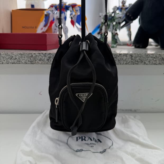 정품) 프라다 미니 블랙 버킷백  