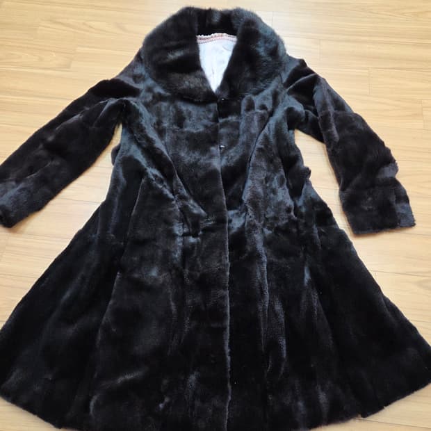 고급스러운 삼양모피 블랙 밍크 코트입니다. 겉감은 콜린스키 100% 소재