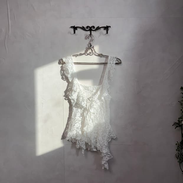 White floral lace unbalanced sleeveless
