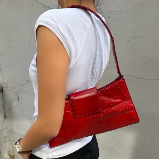 페라가모 간치니 패턴 포켓 플랩 숄더백 레드