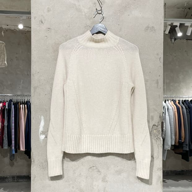 프롬 퓨처 아이보리 모크넥 캐시미어 니트