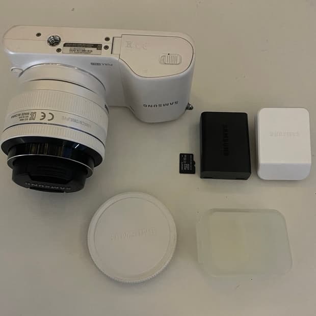 삼성 NX2000 화이트 미러리스 카메라