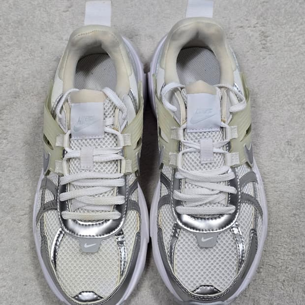 나이키 V2K 런 메탈릭 실버 운동화 240