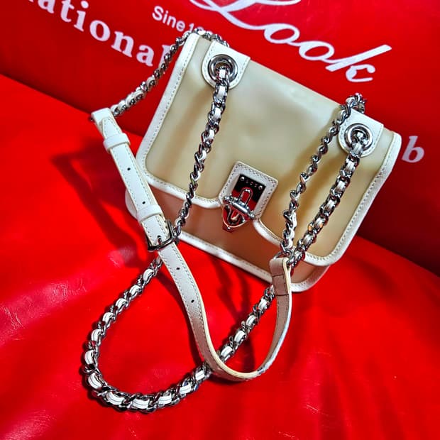 러브캣(LOVCAT) 우레탄 가죽 블럭 화이트 미니 체인백